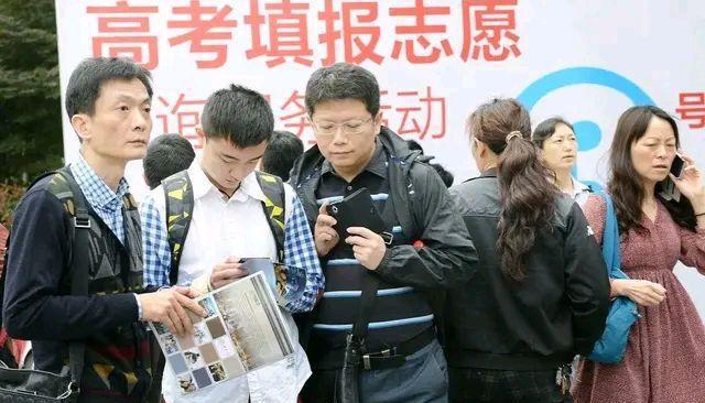 民辦本科vs公辦?？?高考分數過本科線后的十字路口抉擇